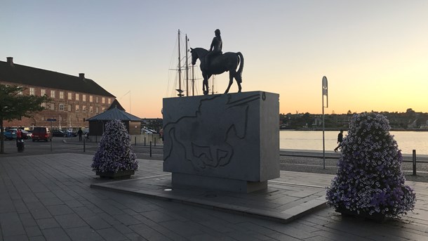 Sønderborg – anderledes fredelig sommer end i Barcelona. Byens tone over for ældre medborgere er forbilledlig, mener Altingets udgiver.