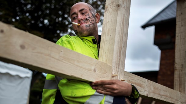 Dansk Folkeparti vil sikre, at alle produktionsskoler består under den nye forberedende grunduddannelse. På billedet er det produktionsskoleeleven Andreas fra Aarhus under folkemødet i 2014.