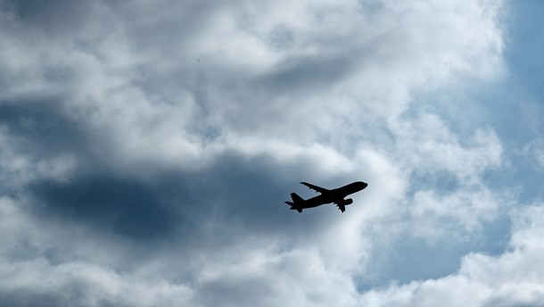 Regeringens nye luftfartsstrategi satser stort på at øge flytrafikken til og fra Danmark. Men klimaeffekter nævnes ikke med et ord. 