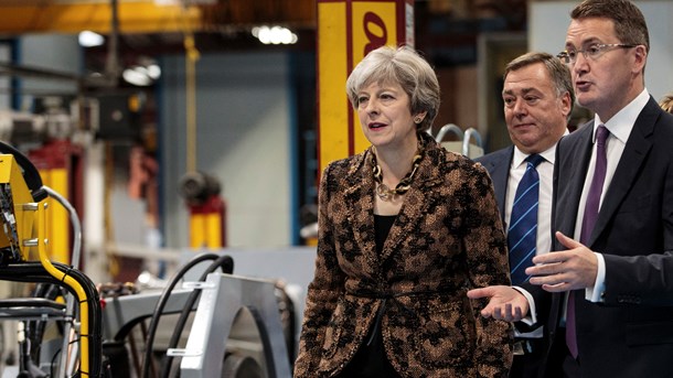 Den britiske premierminister, Theresa May, inspicerede onsdag en fabrik, der skal sælge de ikoniske røde London-dobbeltdækkerbusser til Mexico som led i det britiske forsøg på at blive en endnu større handelsnation.