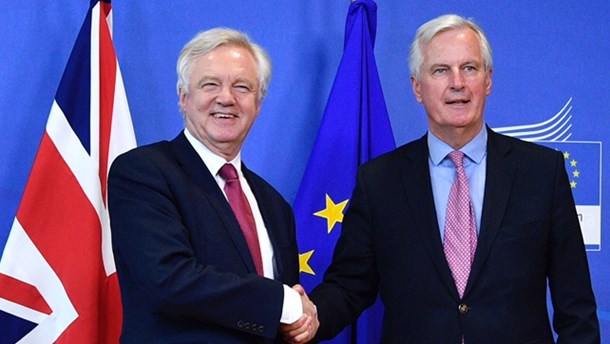 I denne uge mødes de britiske og europæiske chefforhandlere, David Davis (t.v) og Michel Barnier (t.h.), igen for at forsøge at udrede 44 års EU-samliv i forbindelse med den britiske exit fra Unionen.