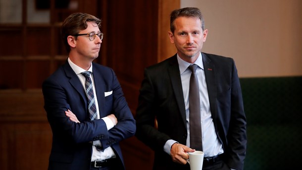 Skatteminister Karsten Lauritzen (V) og finansminister Kristian Jensen (V) får nok at se til i efteråret, når de skal forsøge at få Dansk Folkeparti med på en skatteaftale. 