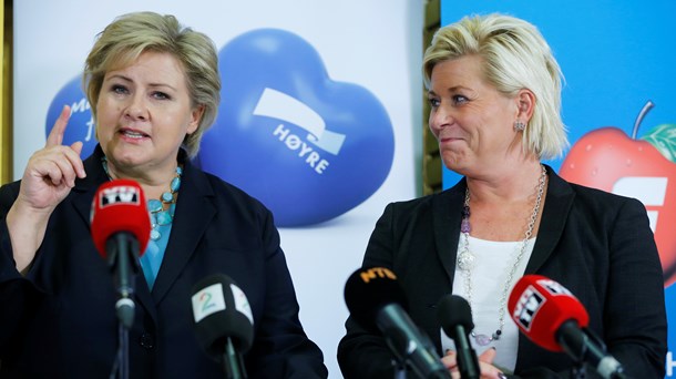 Høyres Erna Solberg og Fremskridtspartiets Siv Jensen, da de vandt regeringsmagten i 2013. Målingerne i Norge peger på regeringsskifte, men kampen bliver tæt. 