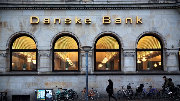 Danske Bank bliver af flere politikere kritiseret for en sag om hvidvask, der trækker tråde til flere regeringer og internationale organisationer.