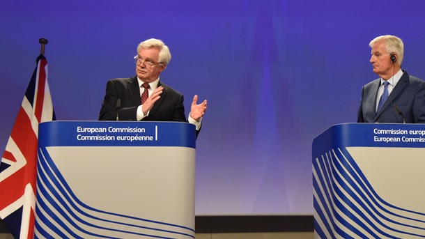 David Davis (tv.), Storbritanniens brexitminister, og Michel Barnier, EU's chefforhandler. De to har nu et udgangspunkt for forhandlingerne på forskningsområdet.