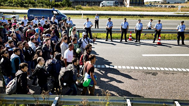 GRÆNSEOVERSKRIDENDE: Problemerne i forhold til flygtningestrømmene er nødt til at løses i et fælles nationalt regi, skriver Stine Bosse.