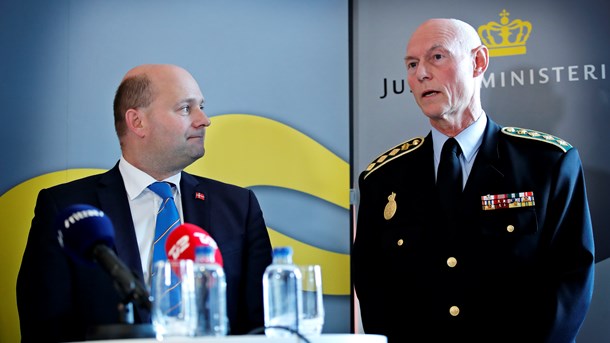 Justitsminister Søren Pape Poulsen (K) og rigspolitichef Jens Henrik Højbjerg fremlægger regeringens beslutning om at lade soldater erstatte betjente ved grænsebevogtningen.