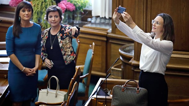 Undervisningsminister Merete Riisager (til højre) i Folketingssalen tirsdag. 