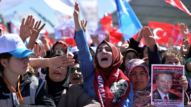 I Tyrkiet var det fra militærkuppet i 1980 ulovligt at bære hijab i offentlige bygninger. Præsident Erdogan ophævede forbuddet i 2013. Forhindrede forbuddet, som holdt i tre årtier, Tyrkiet i at blive stadig mere muslimsk?