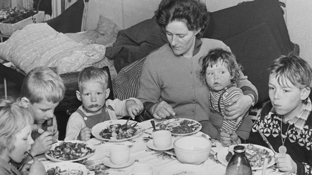 DENGANG: Dansk børnefamilie anno 1968. Familien Jeppesen spiser middag.