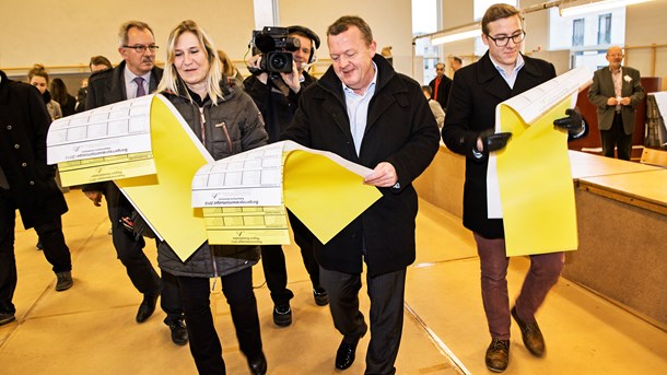 Der var anderledes grund til smil for Venstre-leder Lars Løkke Rasmussen, da han gik til stemmeboksen ved kommunalvalget i 2013. Denne gang er det kun nederlagets størrelse, der bliver spørgsmålet for Venstre.