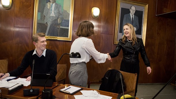 Enhedslisten er partiet med den næsthøjeste andel kvindelige byrådskandidater. På billedet fra 2014 hilser Anne Nygaard (R) og Jette Jensen (EL) på hinanden i Århus Byråd. T.v. Peter Hegner Bonfils (EL).