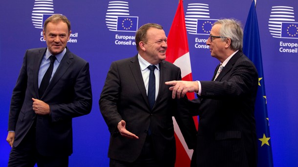 Den danske statsminister Lars Løkke Rasmussen (V) læner sig mere op af formanden for Det Europæiske Råd Donald Tusk (t.v.) end EU-Kommissionens formand Jean-Claude Juncker (t.h.), når det kommer til EU's fremtid. 