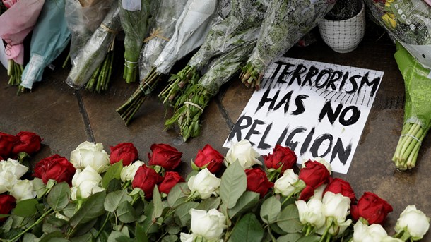 Blomster til minde om terrorofrene på London Bridge i juni 2016.