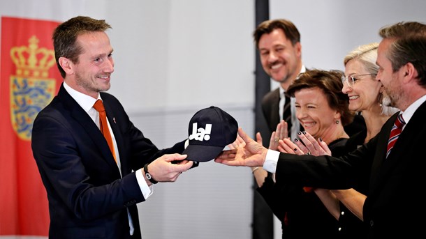 Kristian Jensen (V) gav Anders Samuelsen (LA) en symbolsk ja-hat, da sidstnævnte blev indsat som udenrigsminister. 