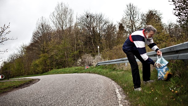 Er det ikke okay, at Svend Åge på 82 tømmer skraldespande, hvis det giver ham noget at stå op til? spørger Marie Baad Holdt. Herren på billedet samler skrald frivilligt, men er dog ikke Svend Åge. 