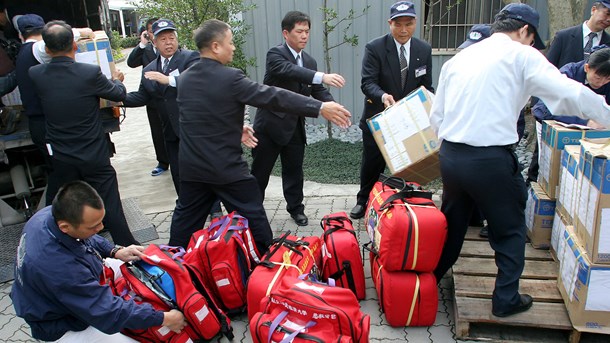 Tzu Chi Foundation klargør nødhjælp til Sri Lanka i 2004. Fondens filosofi er, at giveren er den heldige. Her bukker de frivillige for modtageren af nødhjælpen, skriver Susanne Dahl.