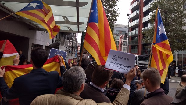 En stor mængde demonstranter var mødt op for at udtrykke deres holdning til Cataloniens afsatte præsidents fremmøde i Bruxelles tirsdag.