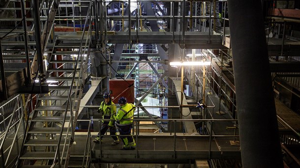 Arbejdstilsynet har i årets første ti måneder foretaget 15.590 unikke besøg på virksomheder. I hele 2015 var Arbejdstilsynet ude på mere end 30.000 unikke besøg. Fotoet er fra et dialogbesøg på Amagerværket sidste år, hvor Arbejdstilsynet gør opmærksom på en ny brochure om arbejdsskader blandt udenlandske håndværkere.