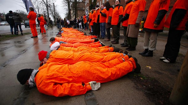 Demonstranter protesterer mod Guantanamo-fængslet foran den amerikanske ambassade i København, 2007. [Foto: AP].