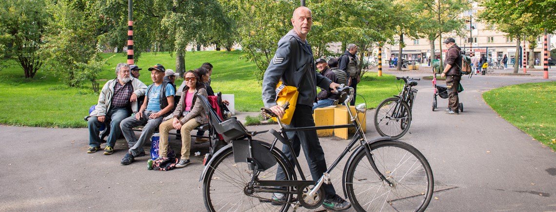 Kandidat for Alternativet Troels Christian Jakobsen på Hulgårds Plads i det københavnske nordvestkvarter.