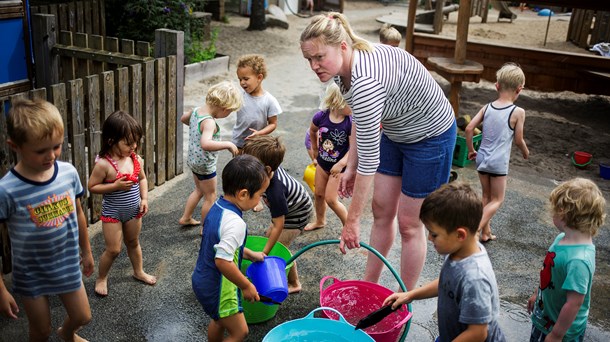 80 procent af de borgerlige vælgere og 66 procent af de borgerlige byrådskandidater er helt eller delvis enige i, at der skal være minimumsnormeringer i daginstitutioner. Men det vil deres partier på Christiansborg ikke være med til. Her ses pædagog Mette Lundstad i institution Ønske Øen i Sundby. 