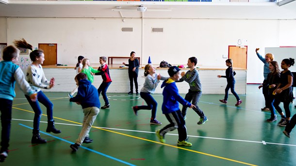 Cirka 64 procent af kandidaterne til kommunalvalget er enten 'helt enig' eller 'delvist enig' i, at landets skolebørn går for mange timer i skole.