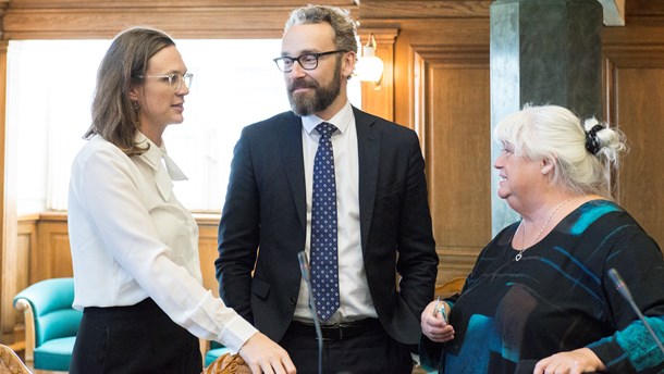 Undervisningsminister Merete Riisager (tv.) indgik sent tirsdag aften en bred politisk aftale om at skærpe tilsynet med friskolerne.