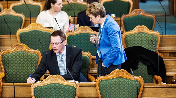 Erling Bonnesen og daværende miljø- og fødevarerminister Eva Kjer Hansen under behandlingen af landbrugspakken i Folketingssalen i 2016.