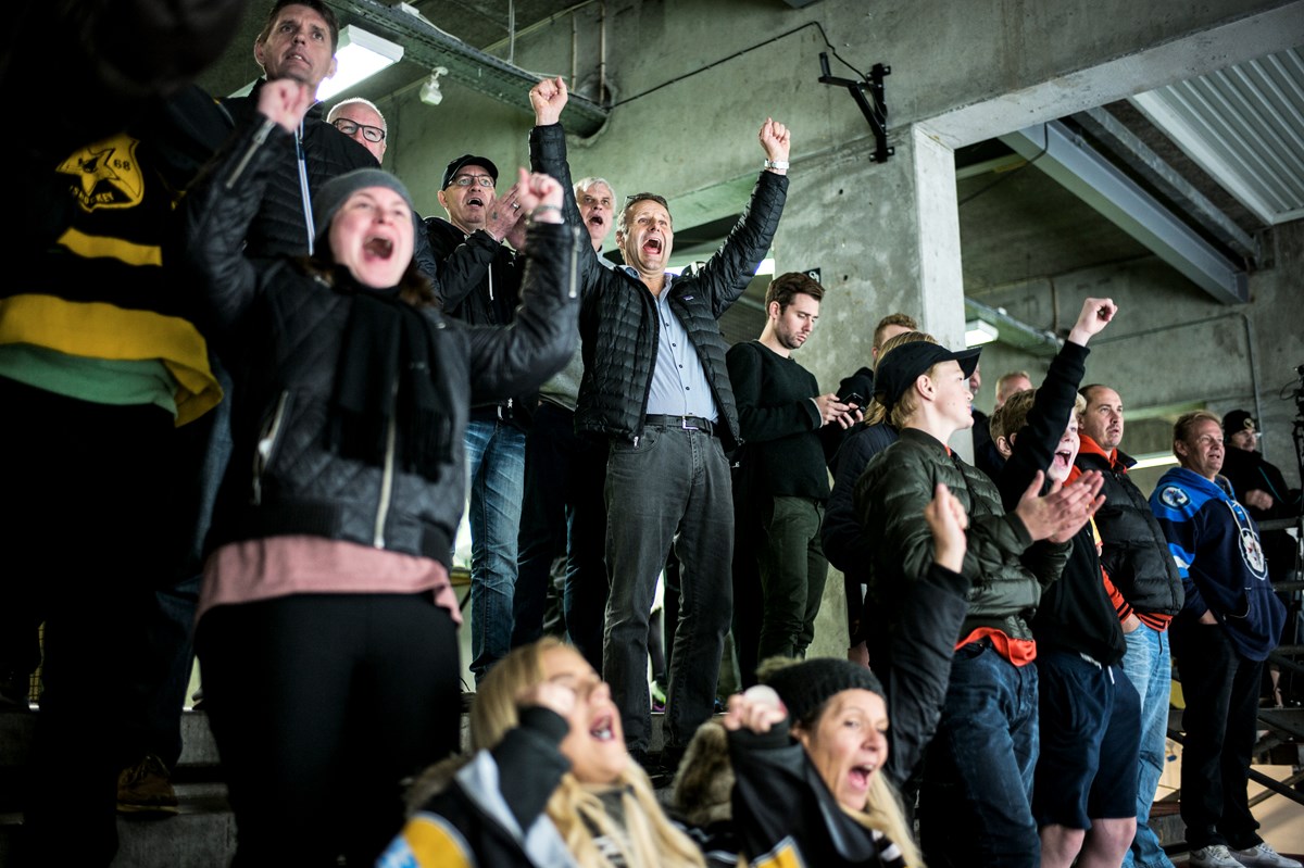 René
Fnug Hansen, tidligere elitespiller og ungdomstræner, ser Herlev Eagles i kamp
mod Frederikshavn. Ishockey har en stor plads i kommunalbestyrelsens hjerte, ikke mindst fordi det trækker et stort publikum til, fortæller han. ”Men det
var børnene, der efter skolereformen måtte træne til midnat, som fik kommunen
til at bevilge penge til endnu en skøjtehal til cirka 32 millioner.”