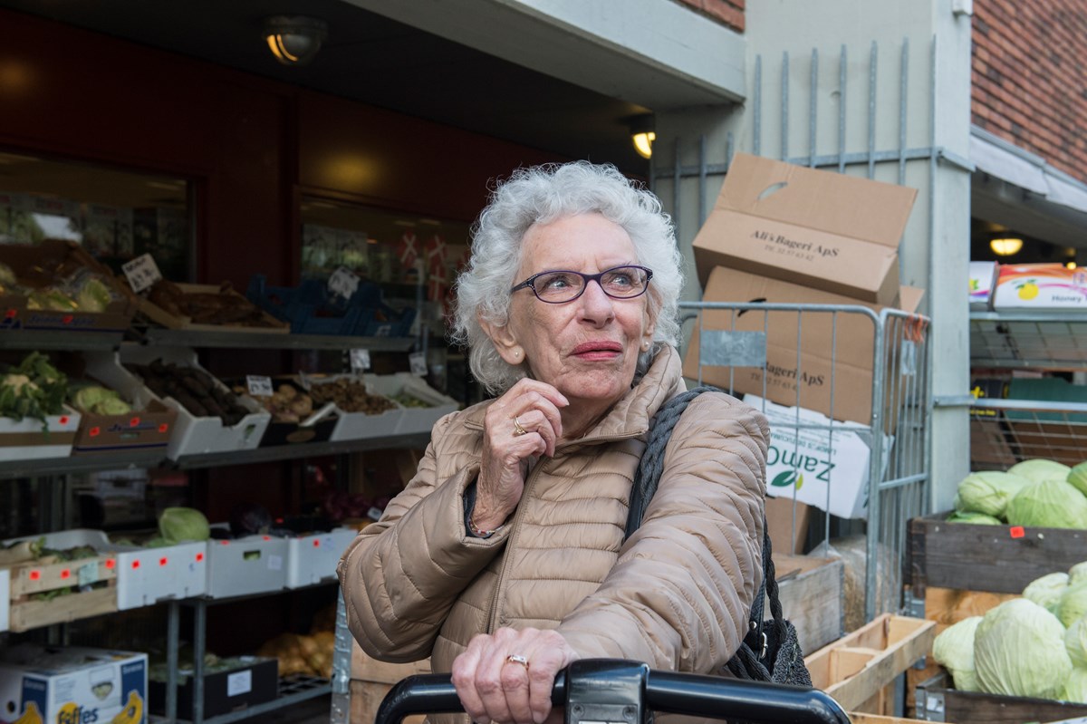 Sonja Andersen, pensionist i Herlev, stopper borgmester
Thomas Gyldal Petersen på gågaden i Herlev. De evaluerer årets pensionist-tur,
som Sonja har deltaget i for syttende gang i år. Thomas Gyldal Petersen lover,
at han også vil være med på pensionist-skovturen næste år – uanset om han er
borgmester eller ej. Men det er han nu nok, mener Sonja Andersen, som lover at
stemme på ham.”