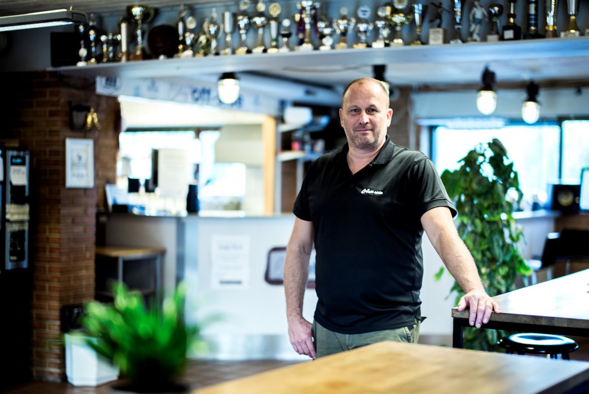 Tonny Tændrør Petersen, forpagter fodboldklubbens café.
Han stemmer ikke Socialdemokratisk, men er gode venner med tidligere borsmester
og klubformand Kjeld Hansen. Tonny
Tændrør kan også godt forstå, hvorfor folk sætter deres kryds ved
Socialdemokratiet. ”Det er jo tradition her i Herlev, og det kører jo også
meget godt. Men de skal passe på med kammerateriet, og at de ikke bliver for arrogante og  magtfuldkomne.”