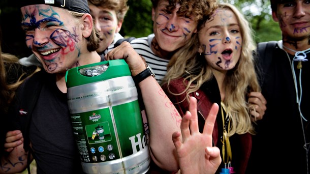 PUTTEFEST: Unge i Dyrehaven, hvor hundredevis af gymnasieelever møder op til skolestart og drikker store mængder alkohol.