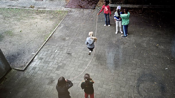 Bedre spredning af ny viden om børns trivsel skal hjælpe pædagoger og socialrådgivere med at ruste udsatte børn bedre til skolelivet. 