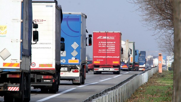 Når den tunge trafik placeres tæt på til- og afkørselsramper til motorvejen, mindsker det trængslen i byerne. 