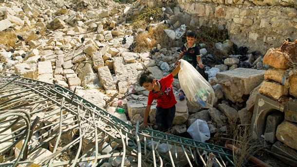 MINDRE HJÆLP: Små drenge leder efter dåser i det krigshærgede Aleppo. Foto: AP/Max Black