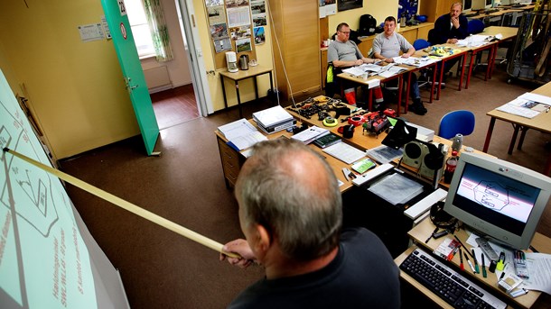 Det er som udgangspunkt en
god idé at teste deltagerne på AMU-kurser i de færdigheder, de har lært, men vi
skal ikke lave en enkel måde at teste på, som skal bruges på alle skolerne. 