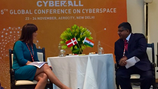 Sophie Løhde (V) i samtale med den indiske it-minister Ravi Shankar Prasad på international cyberkonference i New Delhi.