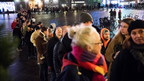 Vælgere stod i kø på Rådhuspladsen i København for at komme ind på Rådhuset og afgive stemme ved kommunal- og regionsvalget 2017. 