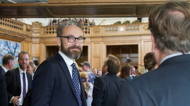 DTL opfordrer på det kraftigste transportminister Ole Birk Olesen (LA) til at sætte sig for bordenden med ordførerne, så der kan findes en løsning på den fremtidige drift af ITS-løsninger, skriver Erik Østergaard.