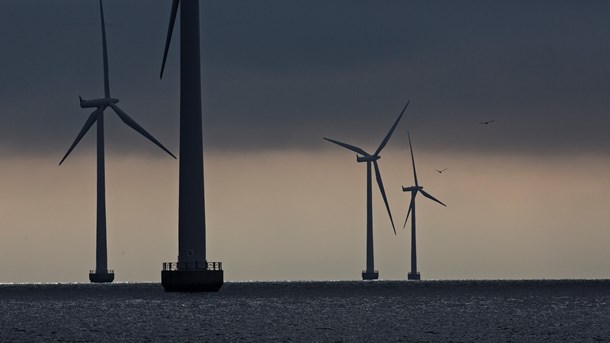 Den grønne energi bliver billigere, ikke mindst drevet af udbud på havvindmøller. Dermed er der også plads til at styrke indsatsen og sætte et højere ambitionsniveau, lyder det fra DI.