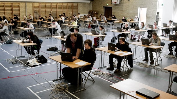 Jeg har hvert år elever, der græder og er nervøse i ugevis op til de nationale tests, skriver Lynne Gilberg.