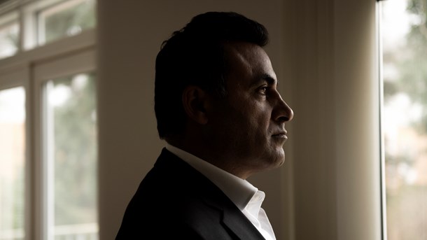 Naser Khader spænder fra rungende grin til vredesudbrud, som kan gøre folk nervøse. Både venner og fjender vurderer, at sagen om en sms til en kvindelig imam er et eksempel på Khaders følelsesdrevede og temperamentsfulde gemyt.