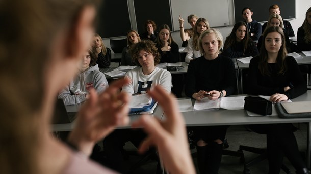 Flere sprog bør gøres obligatorisk i gymnasiet på linje med for eksempel matematik, mener Hanne Leth Andersen. 