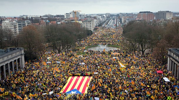 Lokale myndigheder skønner, at op mod 20.000 cataloniere er rejst til Bruxelles for at demonstrere for catalansk løsrivelse. 