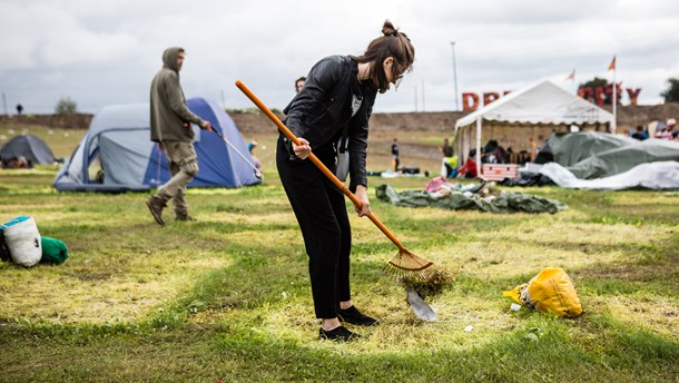 Frivillige gider godt arbejde på festivaler, hvis opgaven er klar, afgrænset og ligetil, skriver Esben Danielsen. Her er det oprydning på Roskilde Festival. 