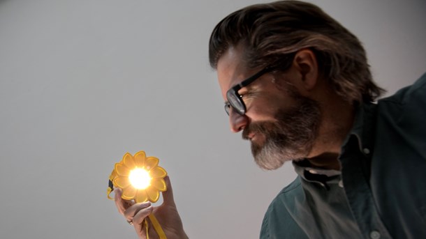 Olafur Eliasson med sin soldrevne lampe, Little Sun. 