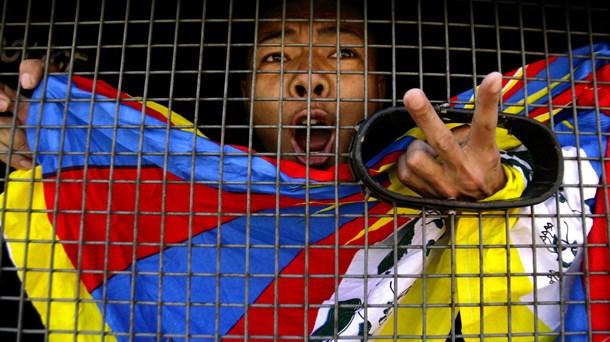 REGIME: En indespærret tibetansk demonstrant protesterer under demonstration ved det kinesiske konsulat i Katmandu, Nepal 2008. (FOTO: AP).