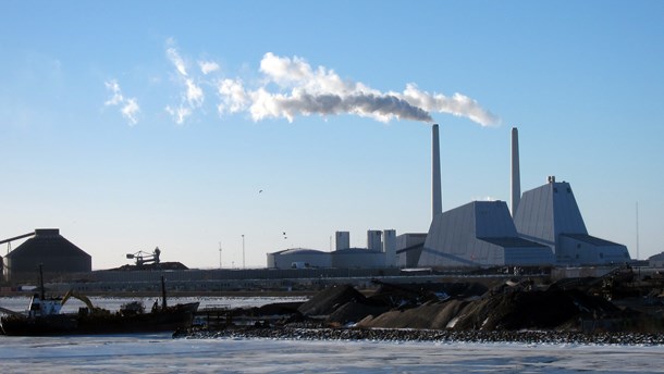 Avedøreværket har ombygget den kulfyrede kraftværksblok, og nu er hele kraftvarmeværket i stand til at producere el og varme baseret på træpiller og halm i stedet for kul og gas. 