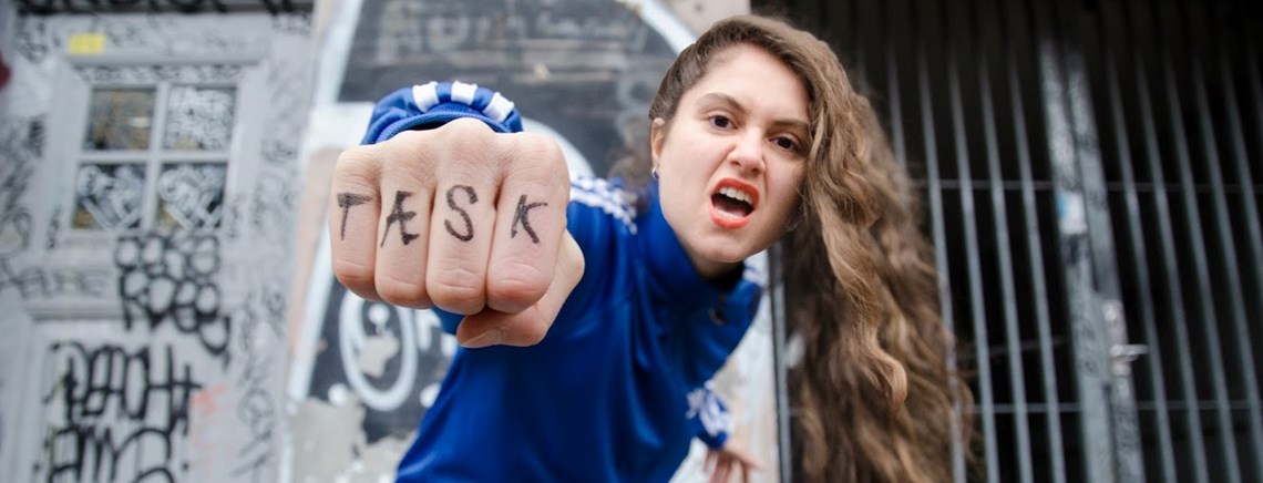 TÆSK! Rapperen Nikoline uddeler verbale knytnæver til medier og politikere.